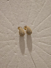 Boucle d'oreille goutte serti